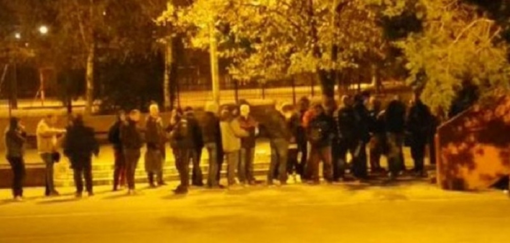 Roditelji čekali od nedelje uveče da upi&scaron;u decu