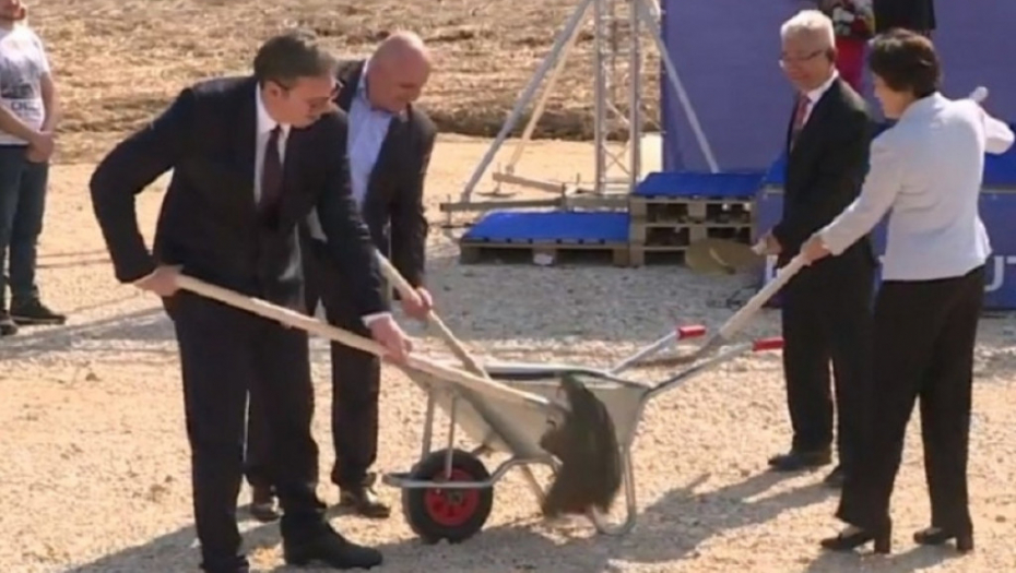 Vučić postavio kamen temeljac za fabriku u Loznici