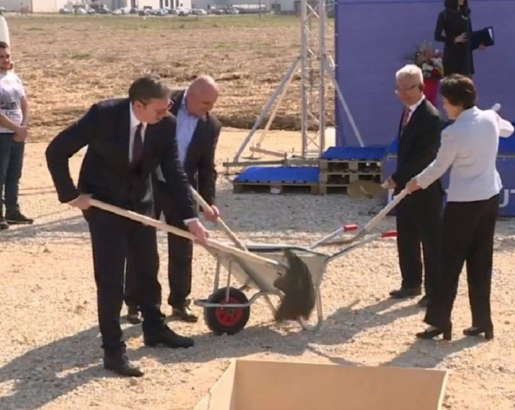 Vučić postavio kamen temeljac za fabriku u Loznici