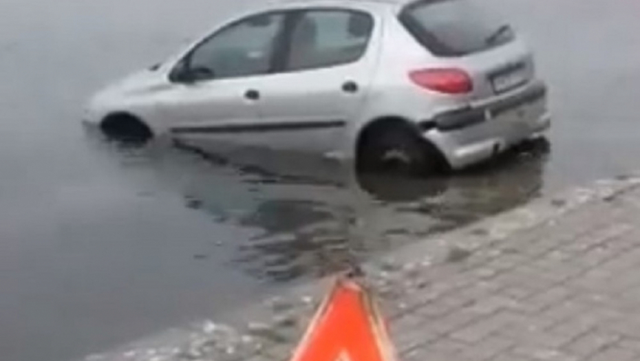 Automobil joj upao u jezero dok je pila kafu