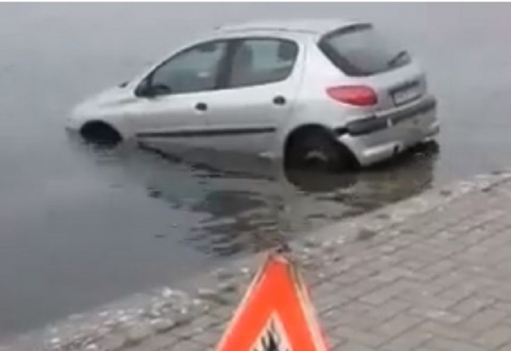Automobil joj upao u jezero dok je pila kafu