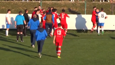 Tuča na fudbalskom terenu