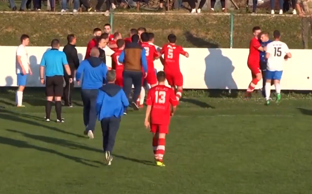 Tuča na fudbalskom terenu