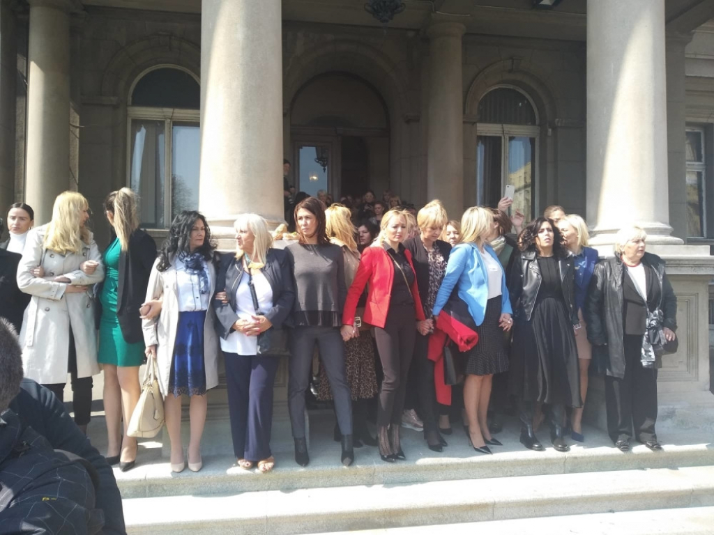 Haos ispred Skupštine