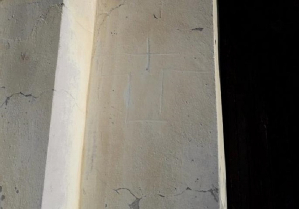 Oskrnavljena crkva u Mirkovcima