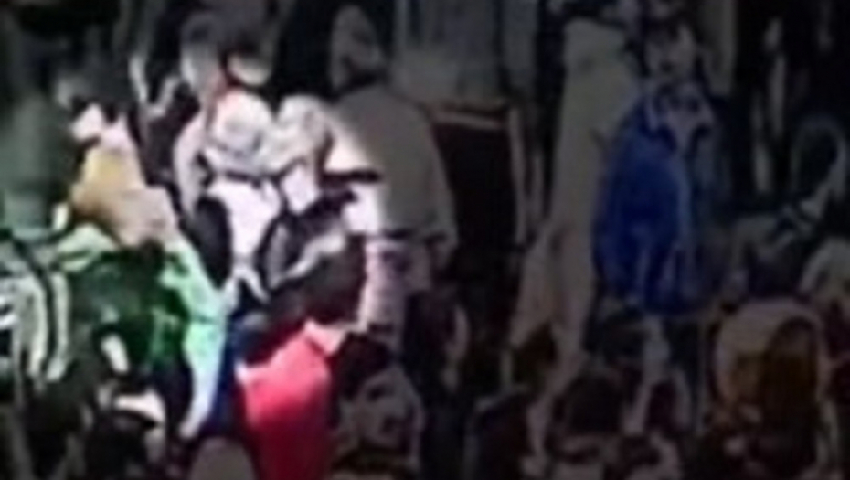 Sledbenici opozicije gađali jajima policiju