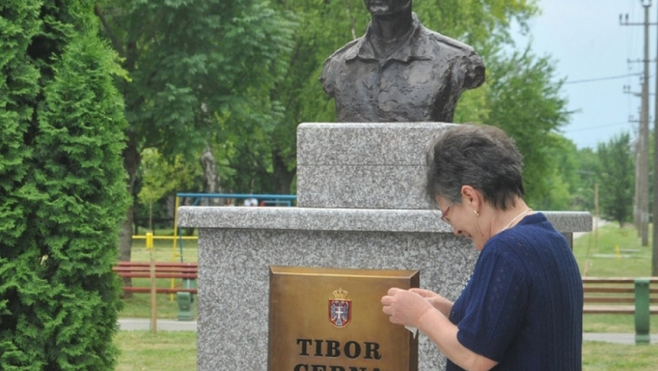 Kata, Tibor Cerna, majka