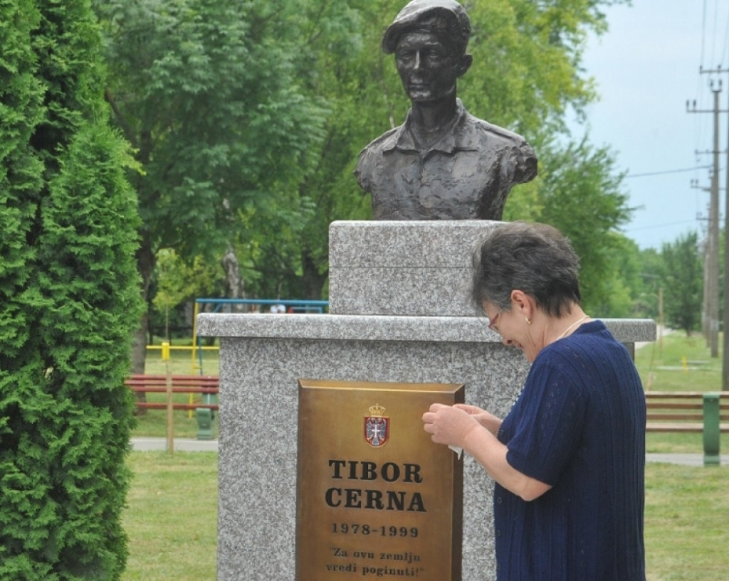 Kata, Tibor Cerna, majka