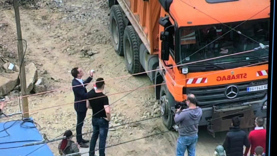 Bastać sa svojim huliganima na radovima na trgu