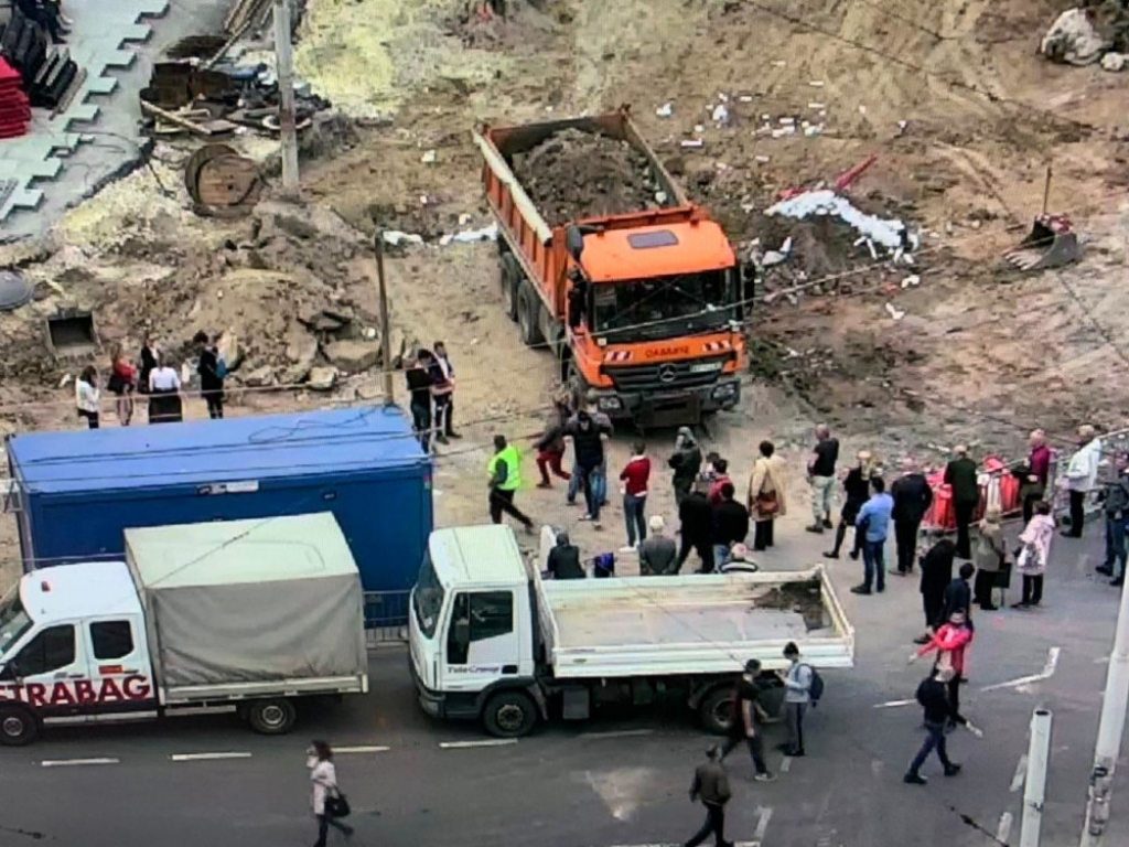 Bastać sa svojim huliganima na radovima na trgu