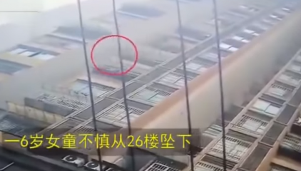 devojčica, pad, zgrada