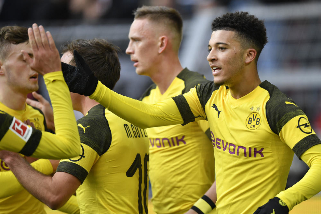 Džejdon Sančo slavi sa fudbalerima Borusije