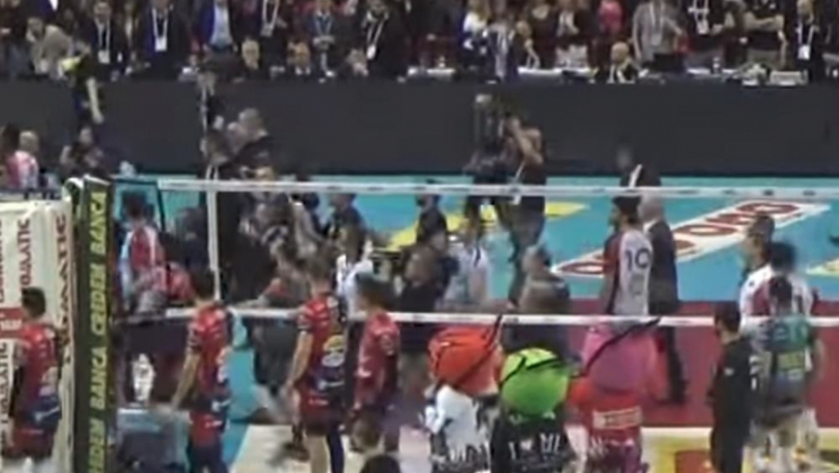 Pljuvanje na mreži, pa tuča