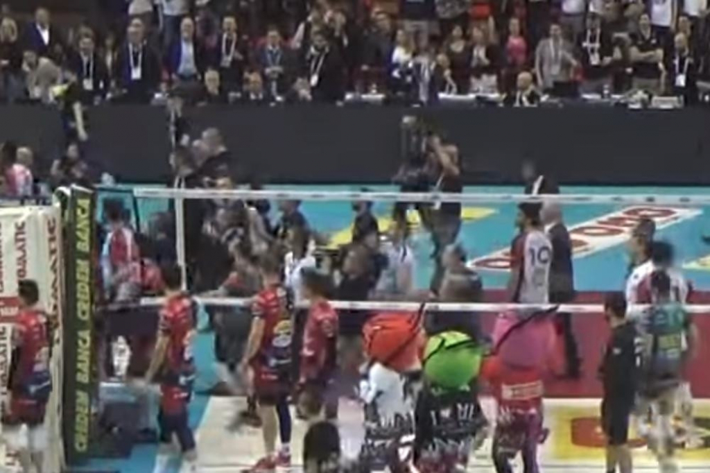 Pljuvanje na mreži, pa tuča