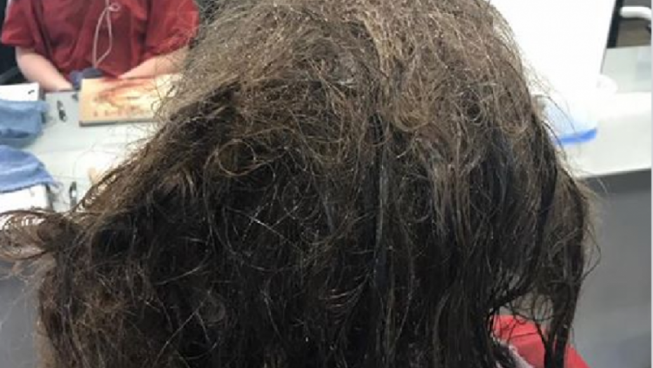 Depresivna devojčica kod frizerke