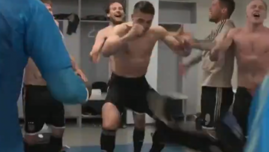Dušan Tadić poveo navijanje u svlačionici Ajaksa