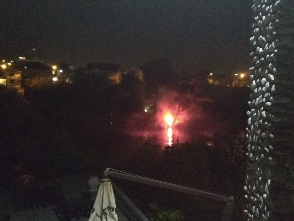 Varvari palili baklje nedaleko od hotela sa košarkašima Zvezde