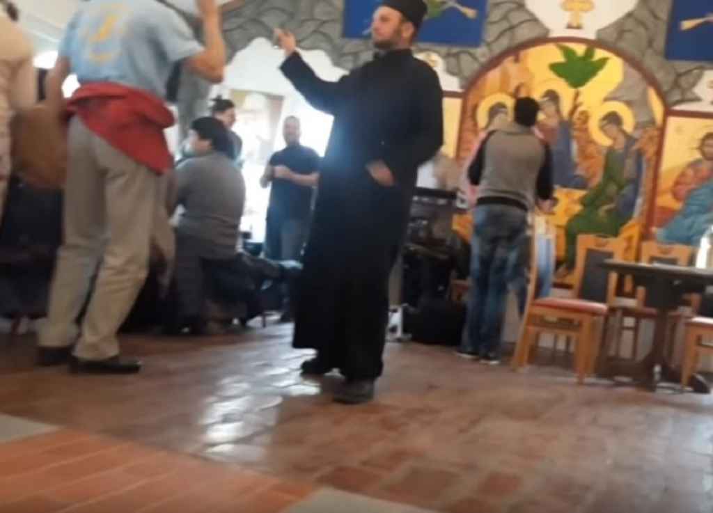 Šapčani tvrde da je pop pijan nazdravljao na parastosu