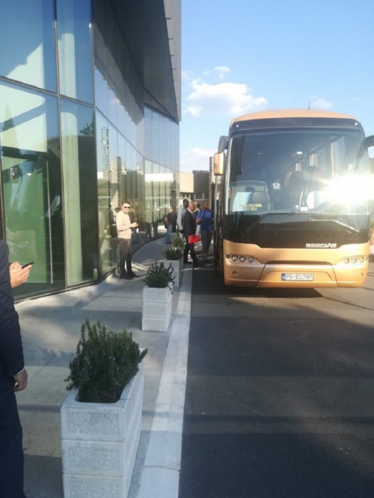 Ko&scaron;arka&scaron;i Zvezde krenuli su iz hotela u dvoranu 