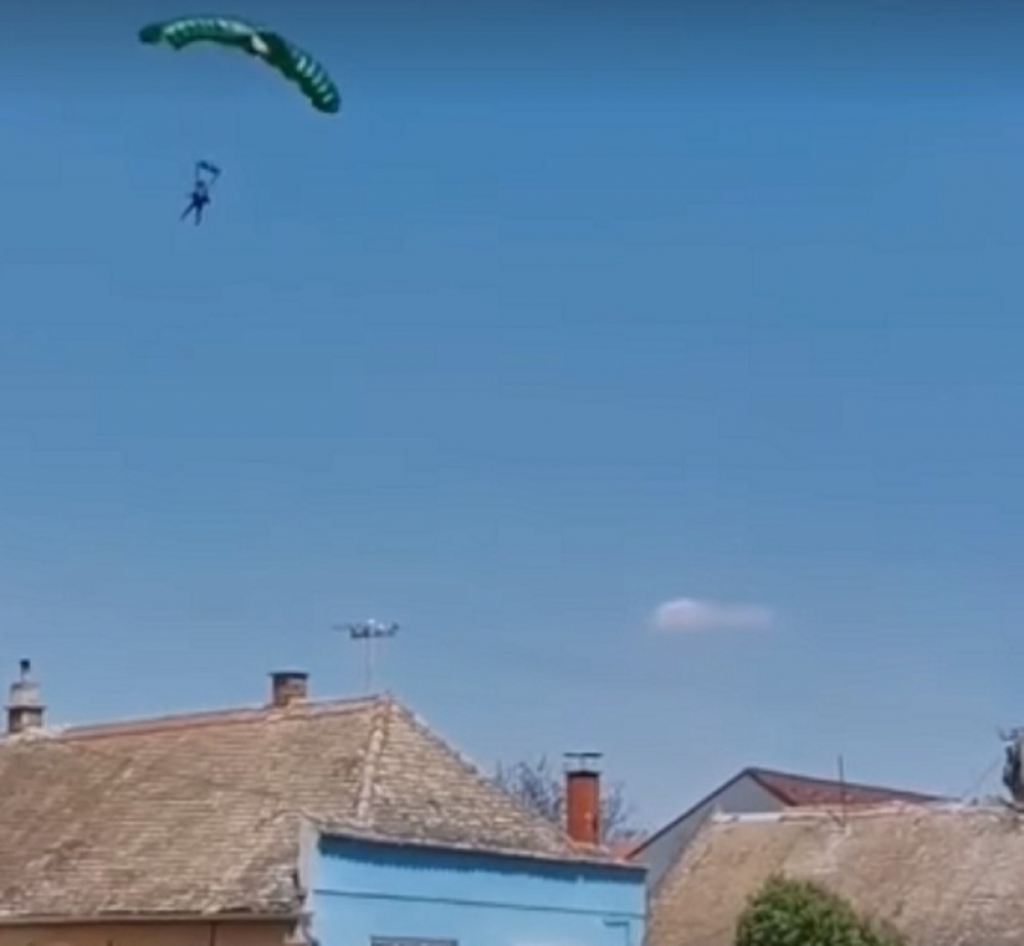 Padobranac odleteo u dvori&scaron;te kuće