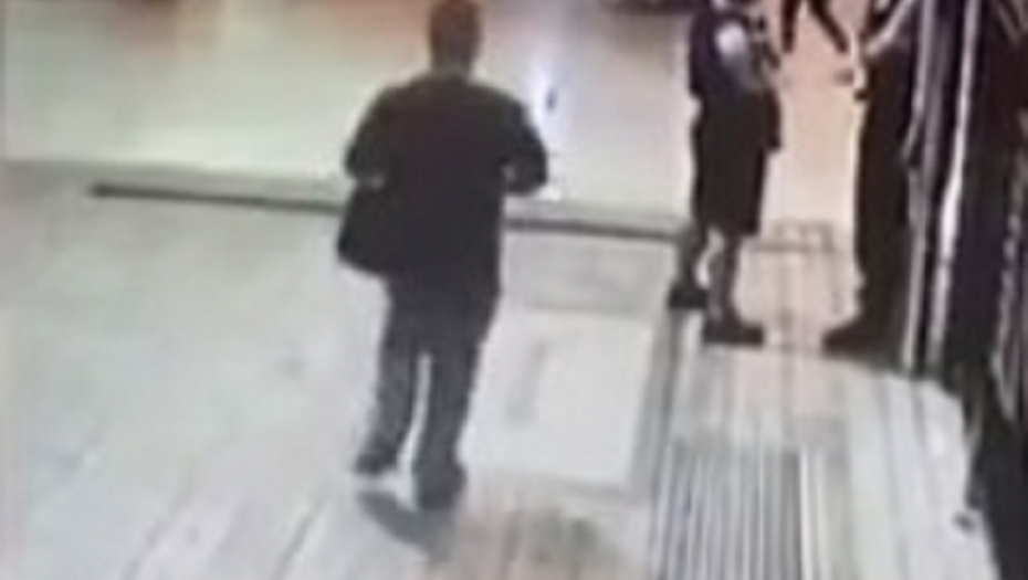 Zabio nož u leđa policajcu