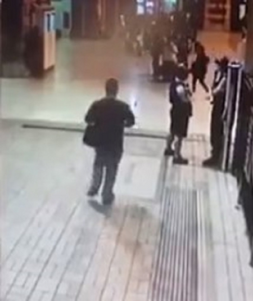 Zabio nož u leđa policajcu