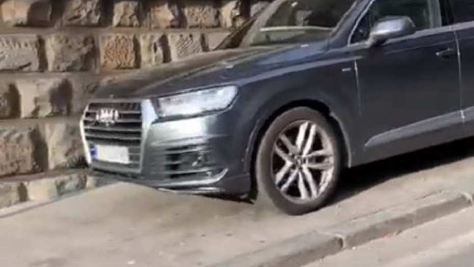 Skupoceni automobil parkiran na trotoaru u Crnogorskoj