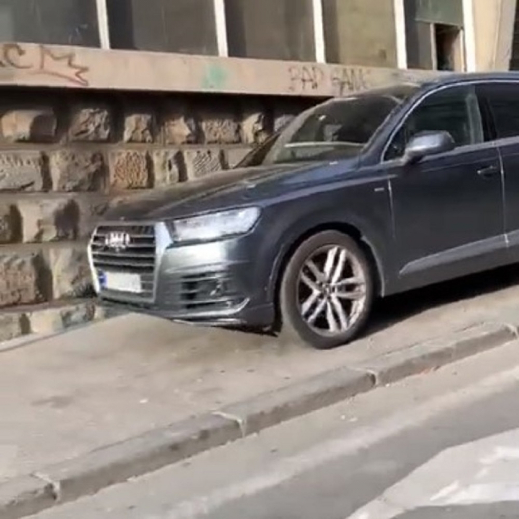 Skupoceni automobil parkiran na trotoaru u Crnogorskoj