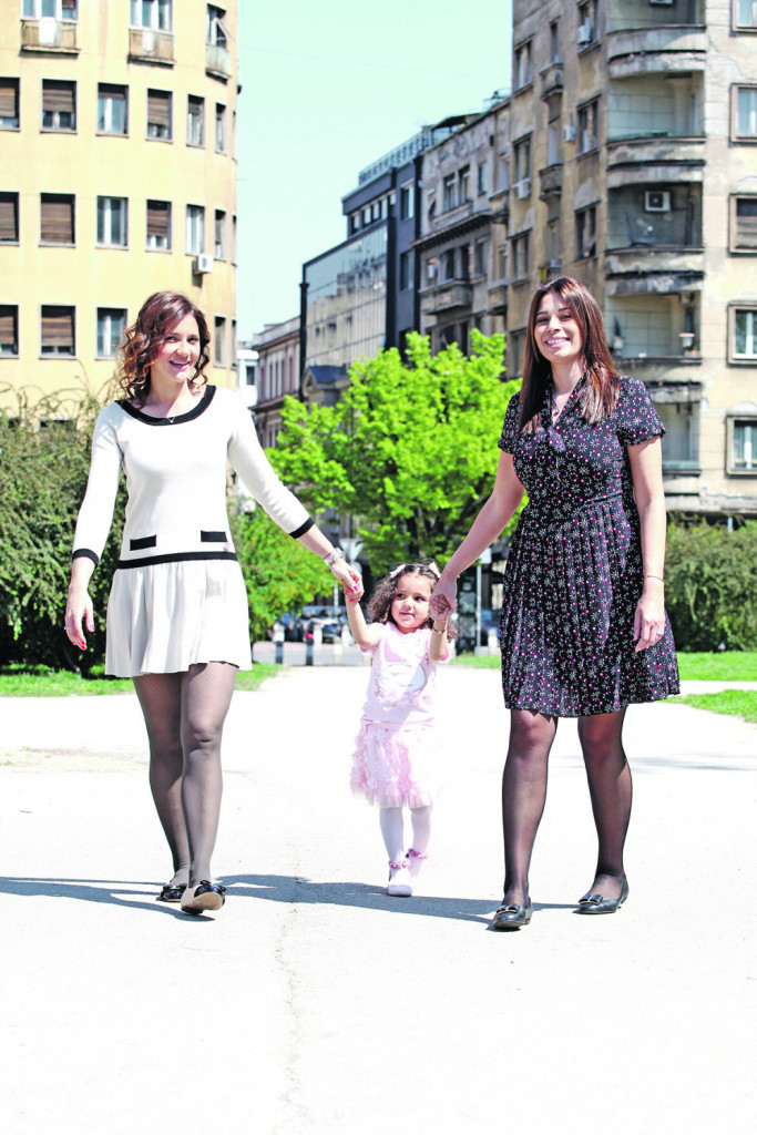 Irena Vujović sa sestrom Jelenom i sestričinom Sandrom u parkiću