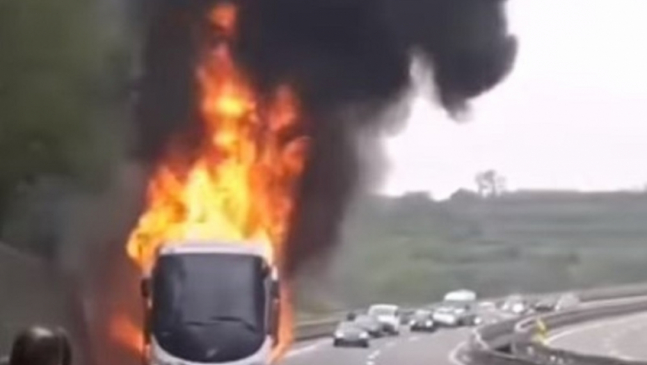Zapalio se autobus na auto-putu Niš Beograd