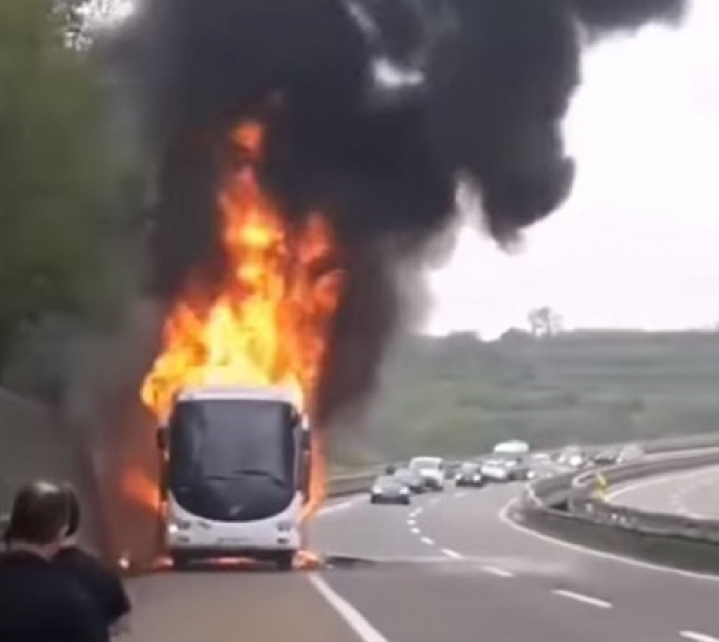 Zapalio se autobus na auto-putu Niš Beograd