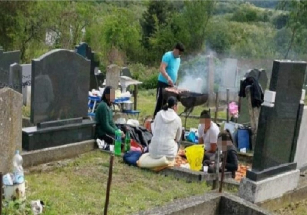 Raspalili roštilj nasred groblja