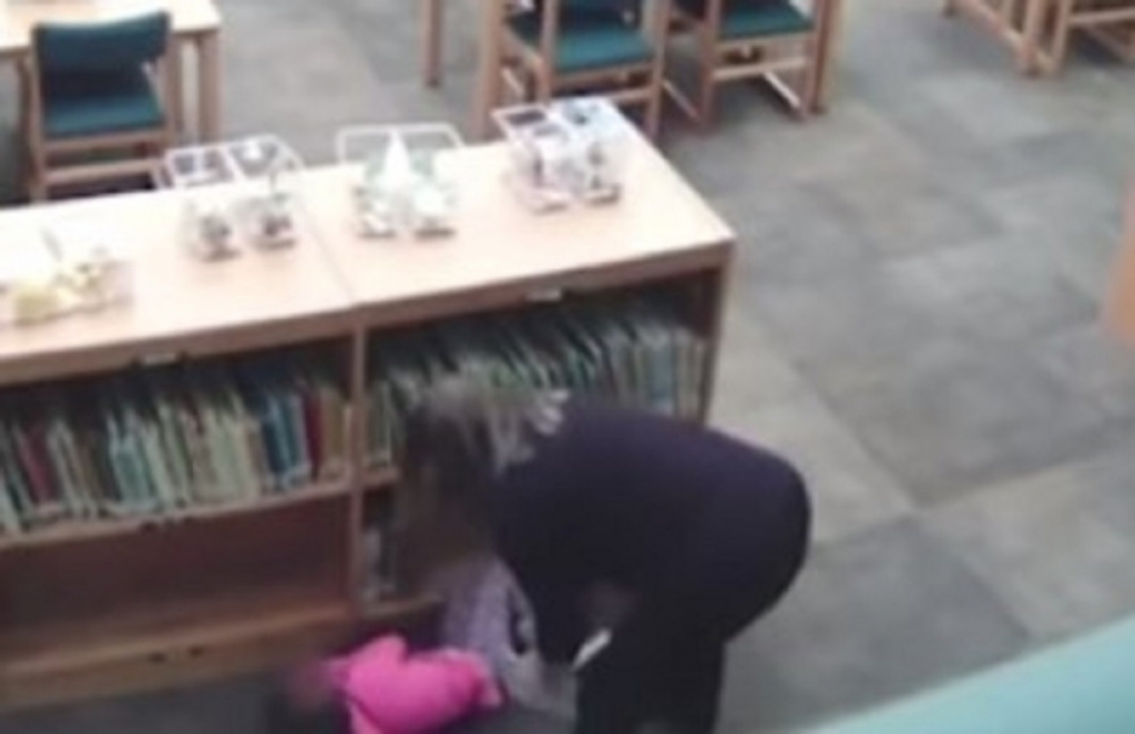 Vaspitačica šutira dete