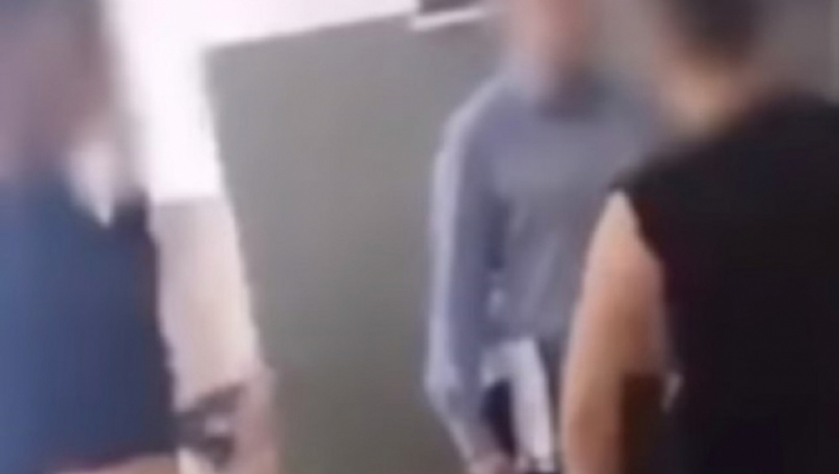 Učenik nasrnuo na nastavnika