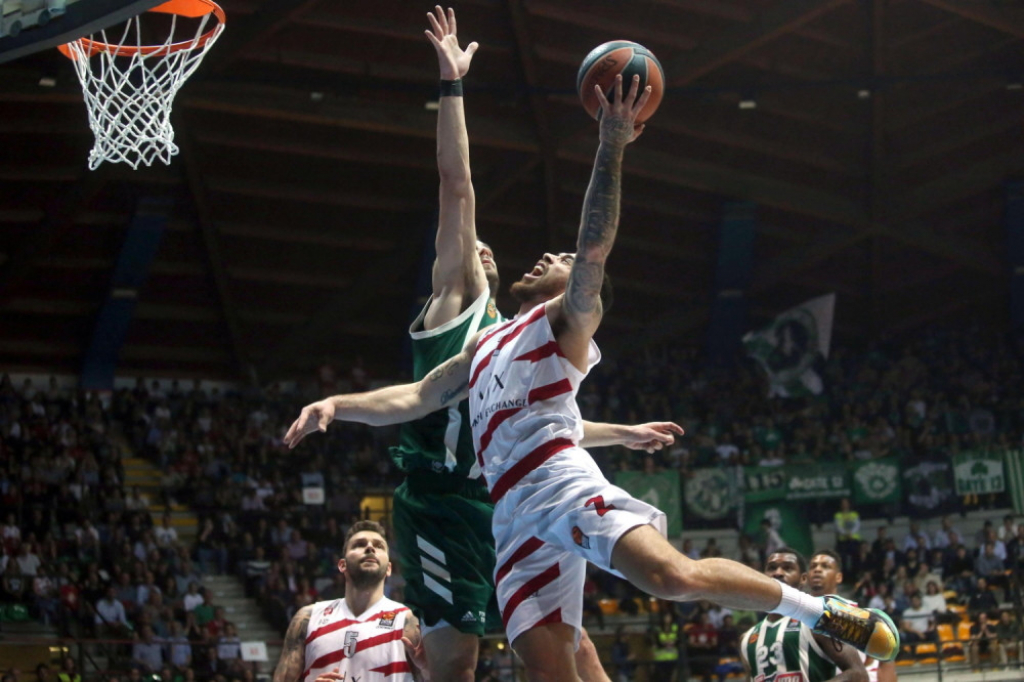 Majk Džejms, košarkaš Armanija