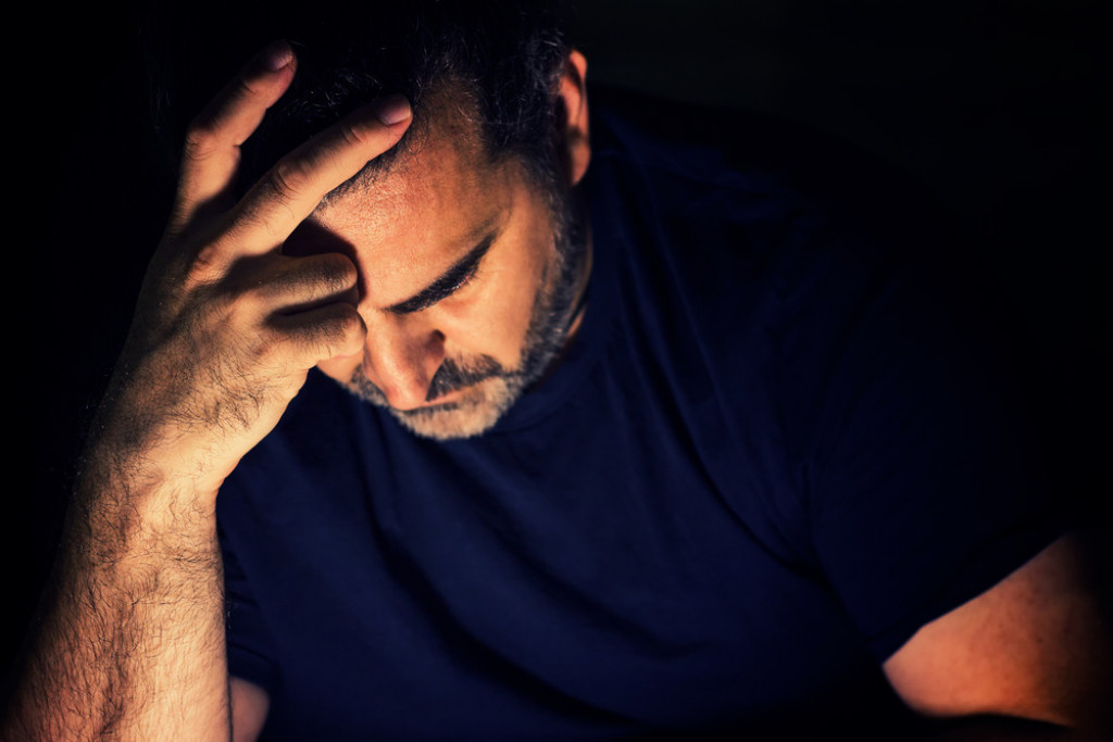 Muškarac plače, suze, bol, tuga, depresija