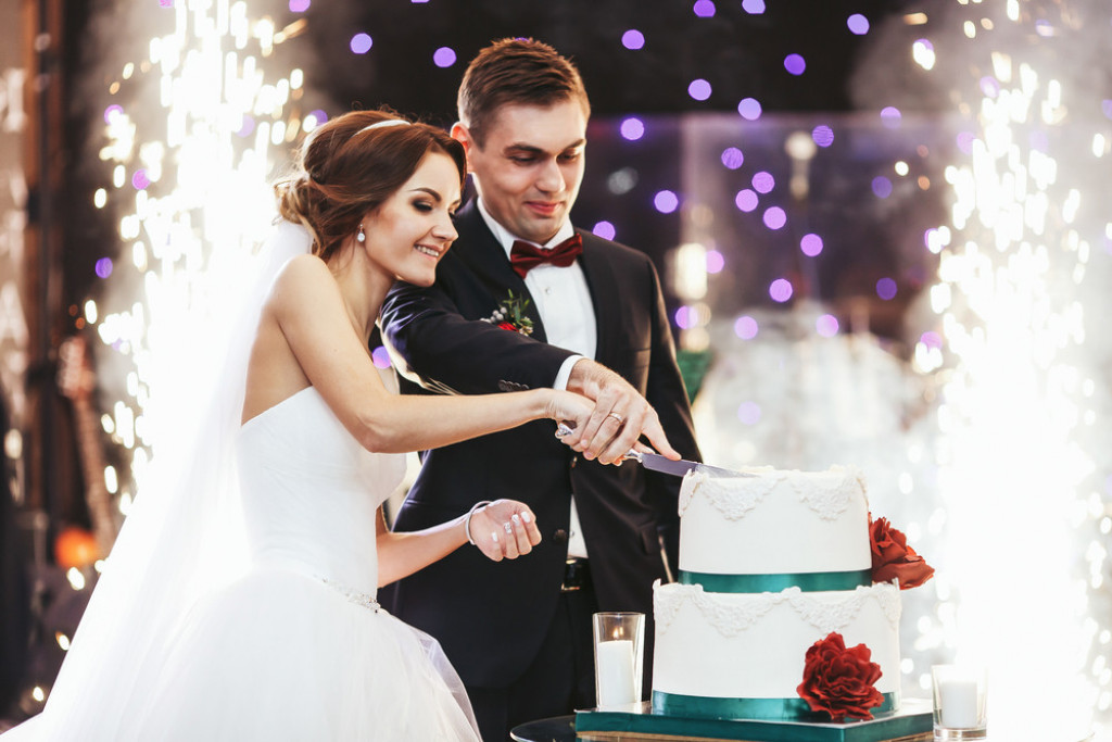 Svadba, venčanje, mladenci, torta