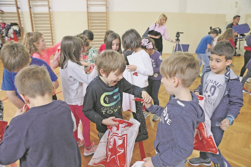 Odu&scaron;evljenje: Klinci sa rekvizitima Crvene zvezde