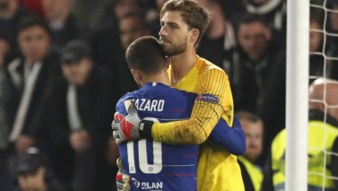 Golman Kepa u zagrljaju sa Azarom