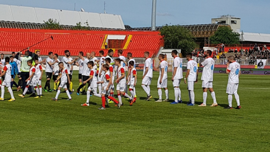 Fudbaleri Partizana i Vojvodine u majicama SIM