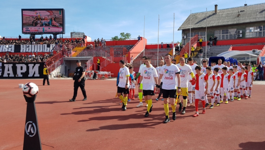 Fudbaleri Partizana i Vojvodine u majicama SIM