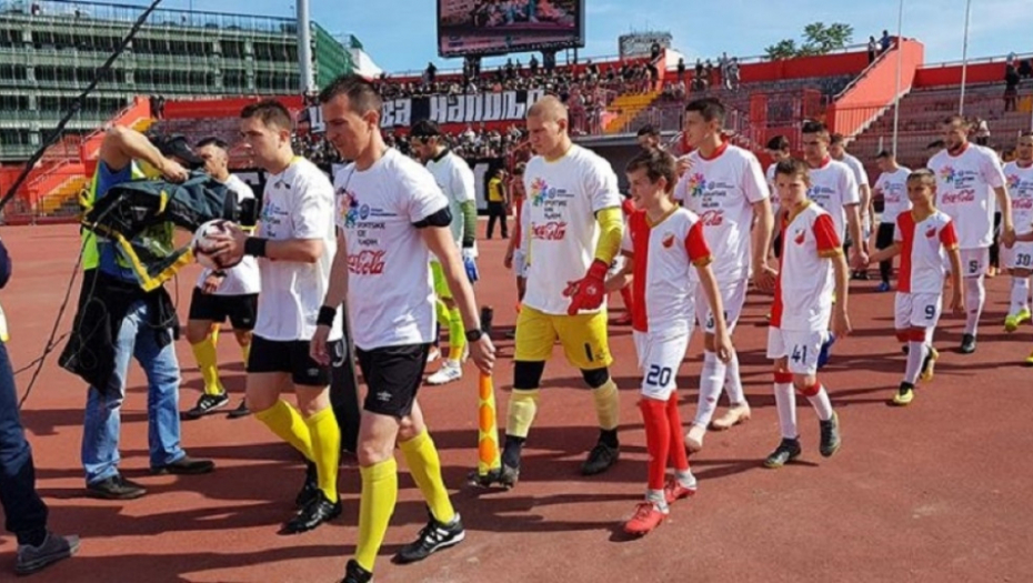 Fudbaleri Partizana i Vojvodine u majicama SIM