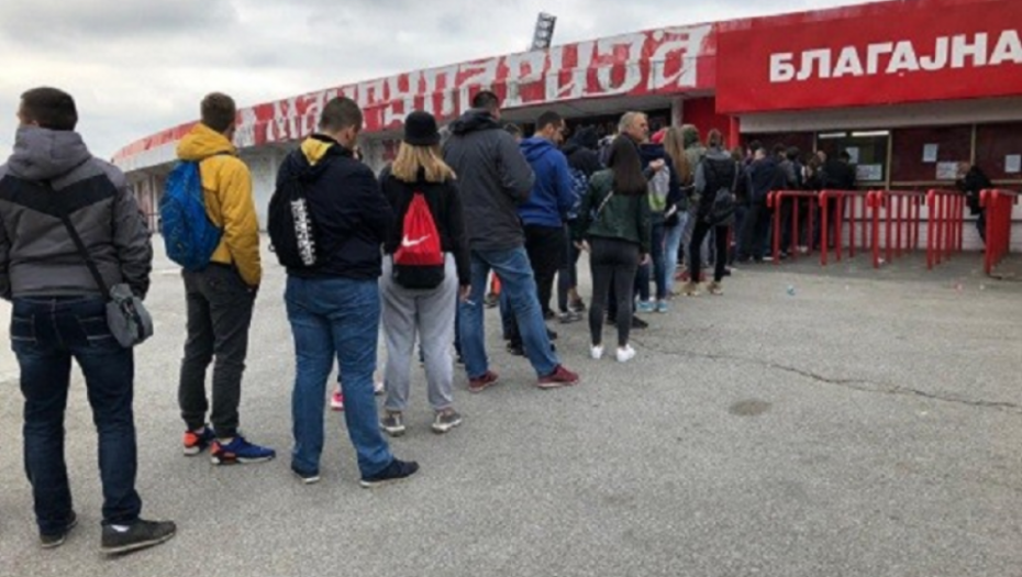 Redovi na blagajnama stadiona Rajko Mitić