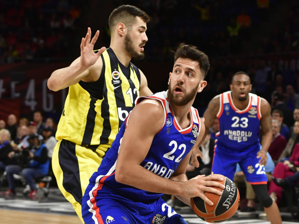 Vasa Micić u duelu sa Nikolom Kalinićem 