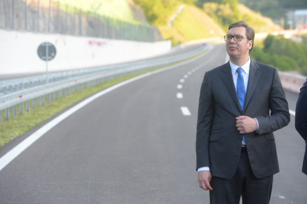 Aleksandar Vučić, Momin kamen