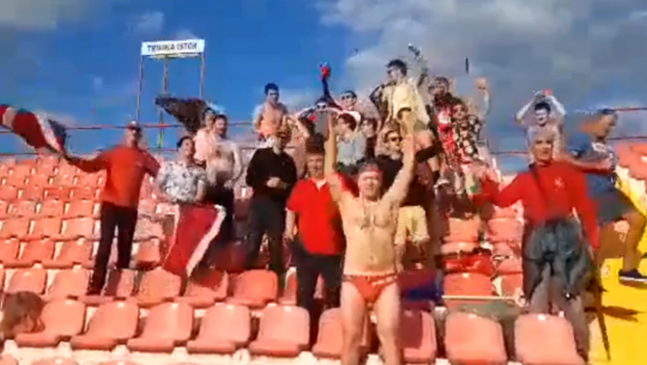 Navijač u kupaćem!