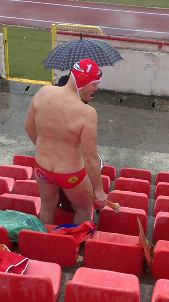 Navijač u kupaćem!