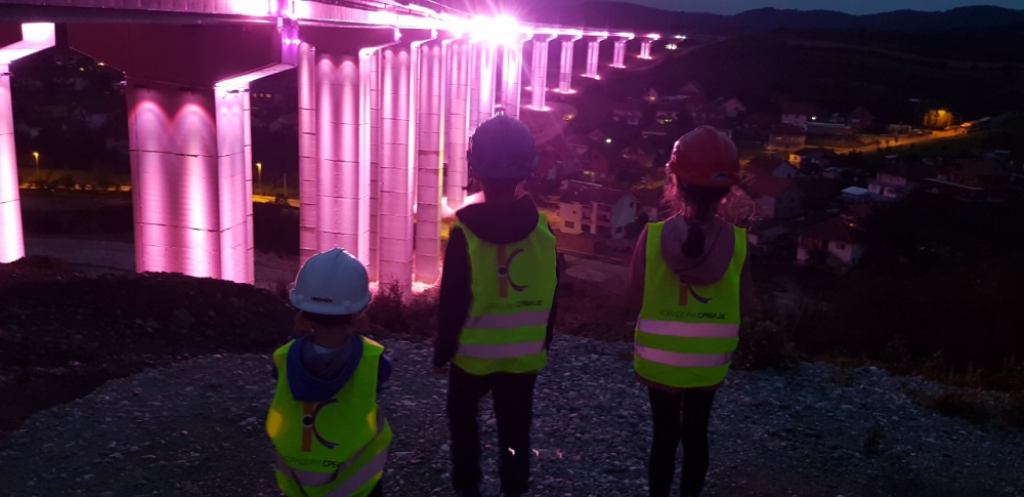 Mali Senići gledaju u Most Vrla