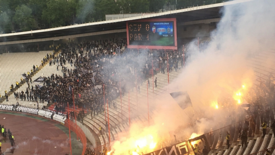 Tribina sa navijačima Partizana je eksplodirala posle pogotka