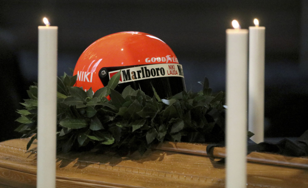 Kacigu na kovčeg stavio je sin Lukas